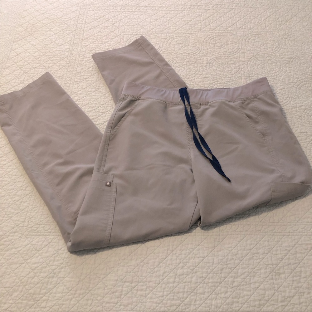 Figs Axim Cargo Scrub Pants. Size large. Gray.
